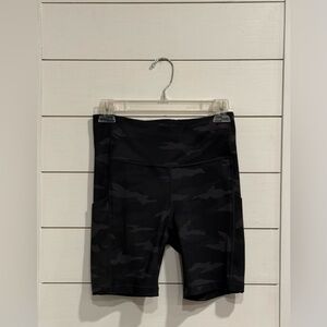 Athleta Ultimate Stash Pocket Camo 7” Biker Shorts 🩶